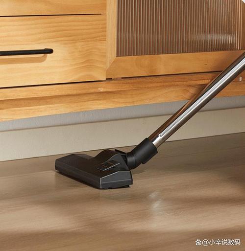 沙发缝隙藏灰？吸尘器缝隙吸头吸！