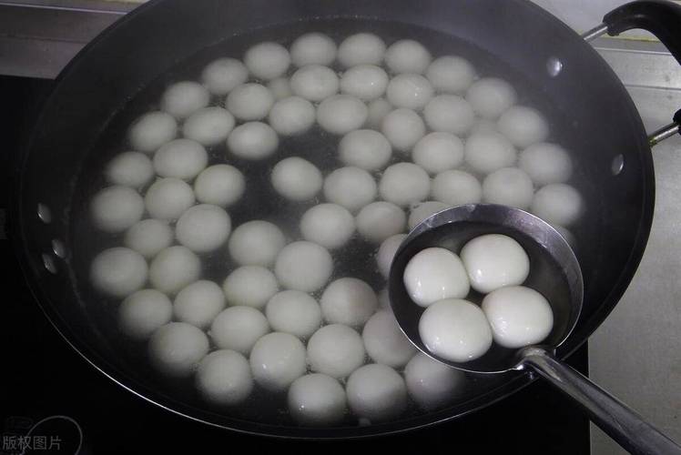 煮汤圆不破不粘？水微开下锅轻搅动！