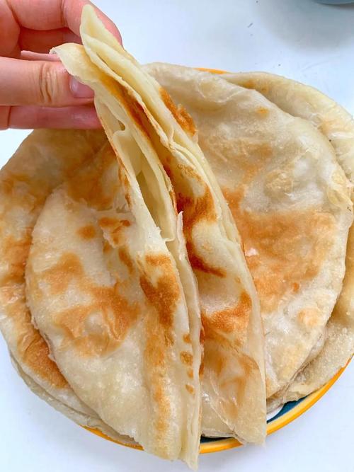 烙饼时刷油还是刷水?层次感的制作玄机