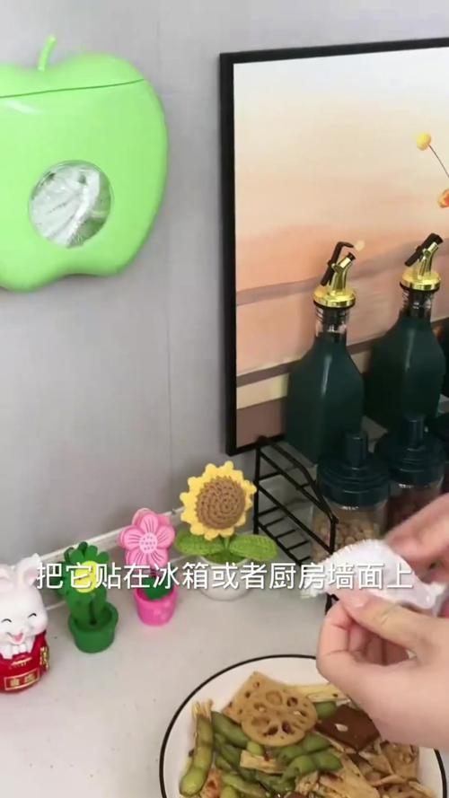 垃圾桶内壁粘腻?铺层保鲜膜好更换!